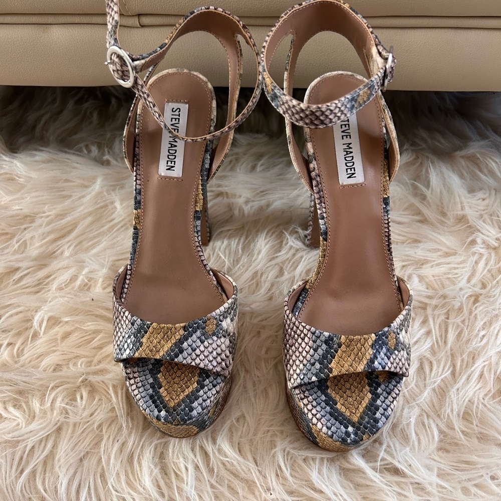 NWOT Steve Madden, multicolored snake, print sandals